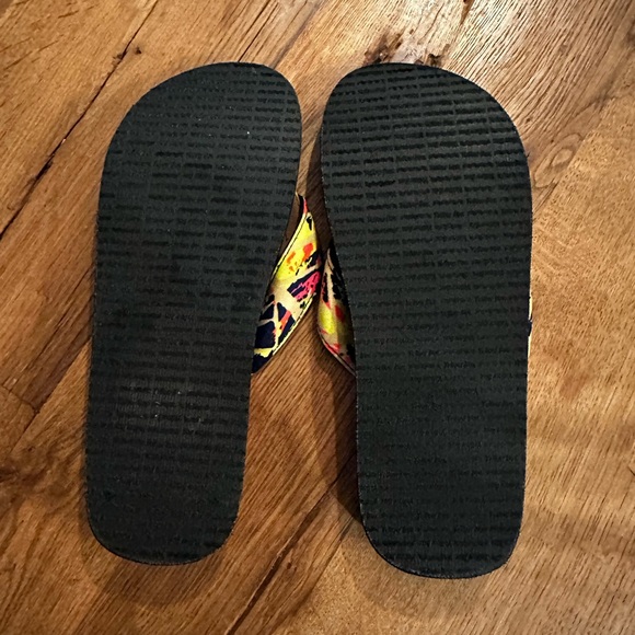 Yellow Box tropical pattern flip flops - Picture 3 of 7